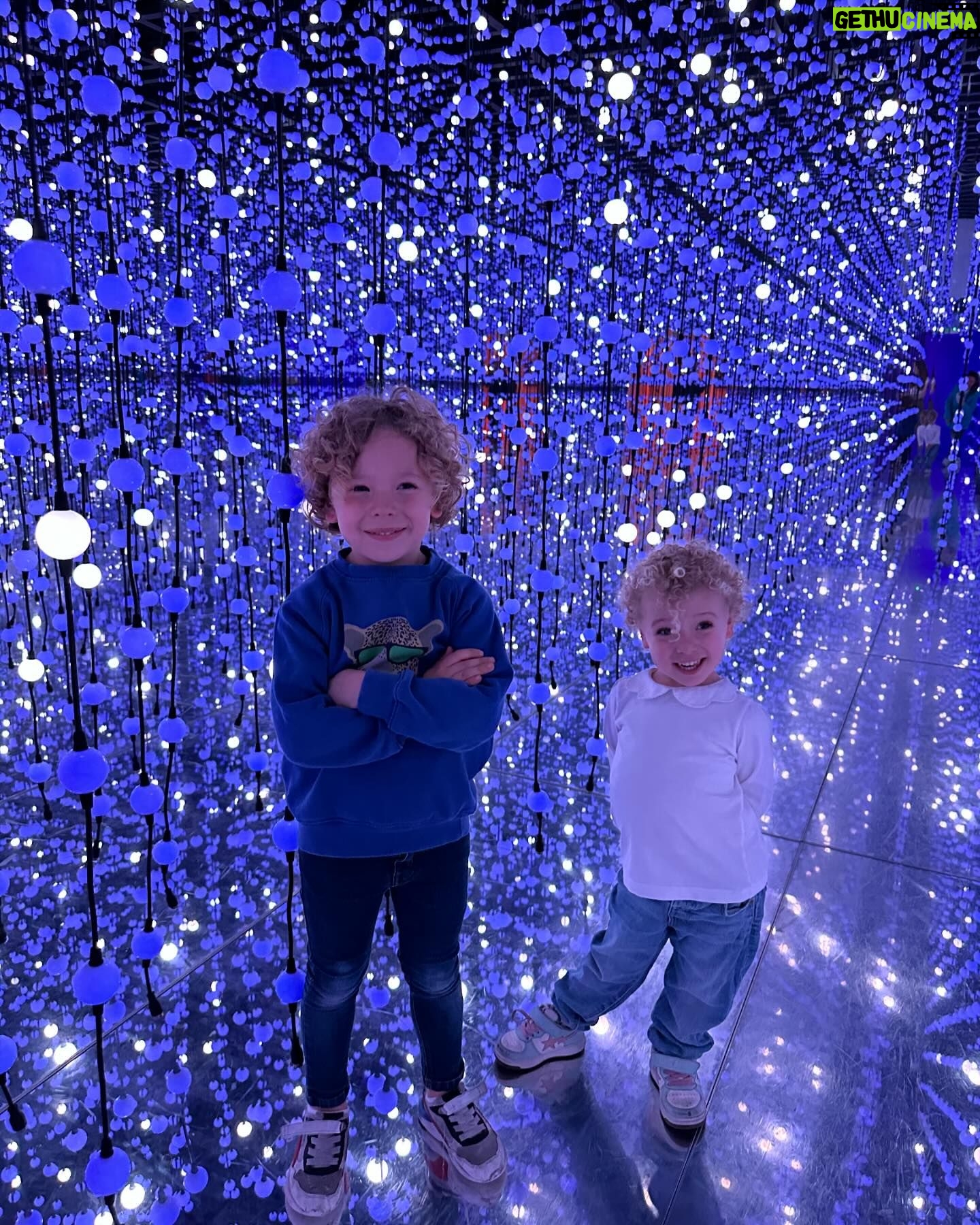 Tiziri Digne Instagram - Family time 💜 Retour sur notre expérience @bubbleplanetexperience ! Un endroit parfait pour les petits (& les grands), on en a bien profité ! 🤩 #famille #family #sortieenfamille #activiteenfant