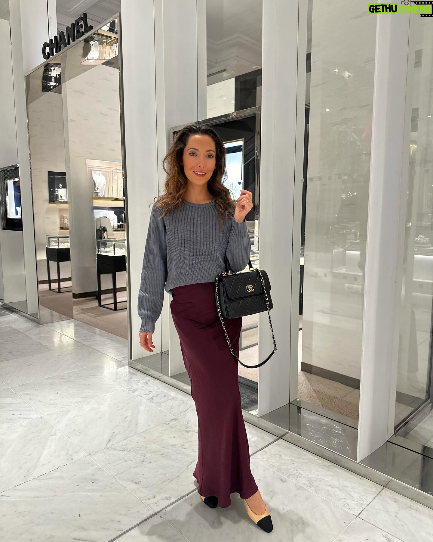 Tiziri Digne Instagram - Let’s talk … 🖤 Ouverture d’un débat aujourd’hui, les slingback de chez Chanel : In ou Out ? Donnez moi votre avis 👍🏼 ou 👎🏼 #styleblogger #outfit #theparisianchique #outfitinspiration #chanel #chanelshoes