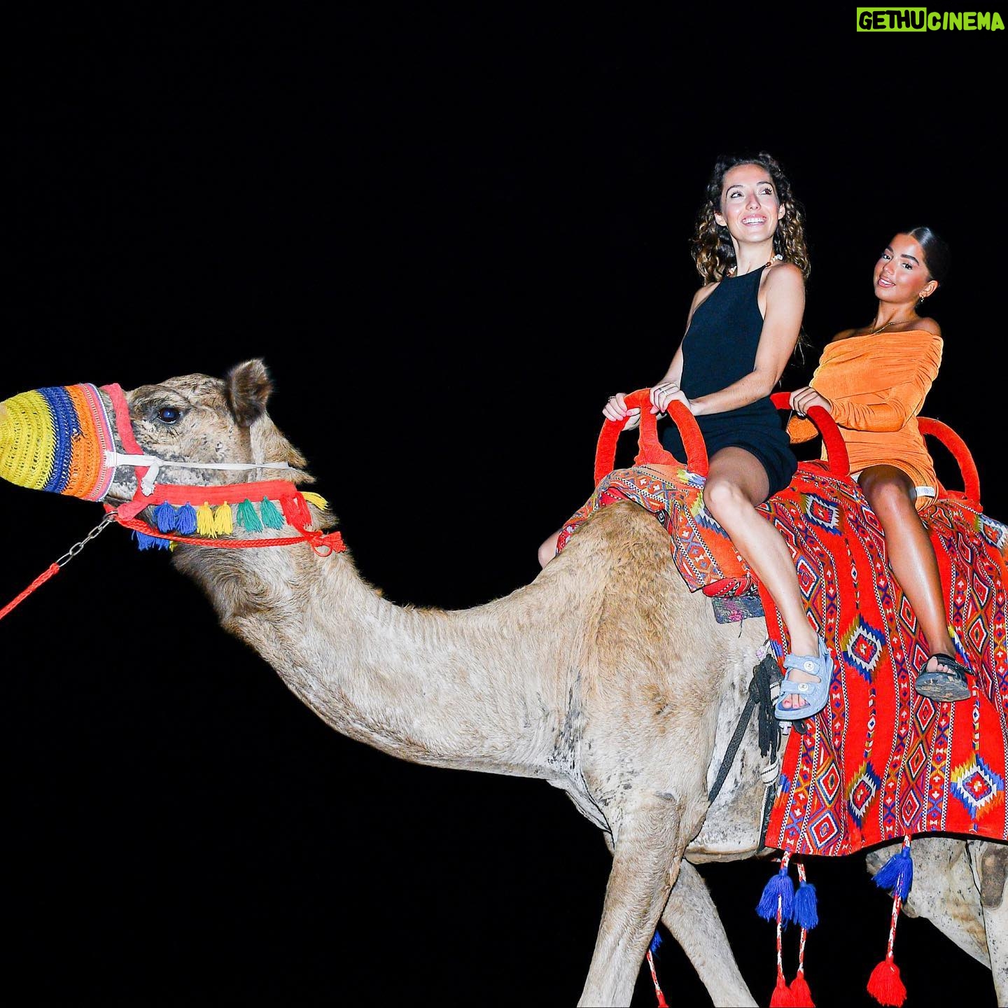 Tiziri Digne Instagram - Desert adventure 🐪 Quelle soirée magnifique ! Buggy, danseuses, fire show, faucon, balade en chameau, les enfants (& les grands) étaient trop heureux ! 🙏🏼❤️ #dubai #vacances #famille #desert #uae