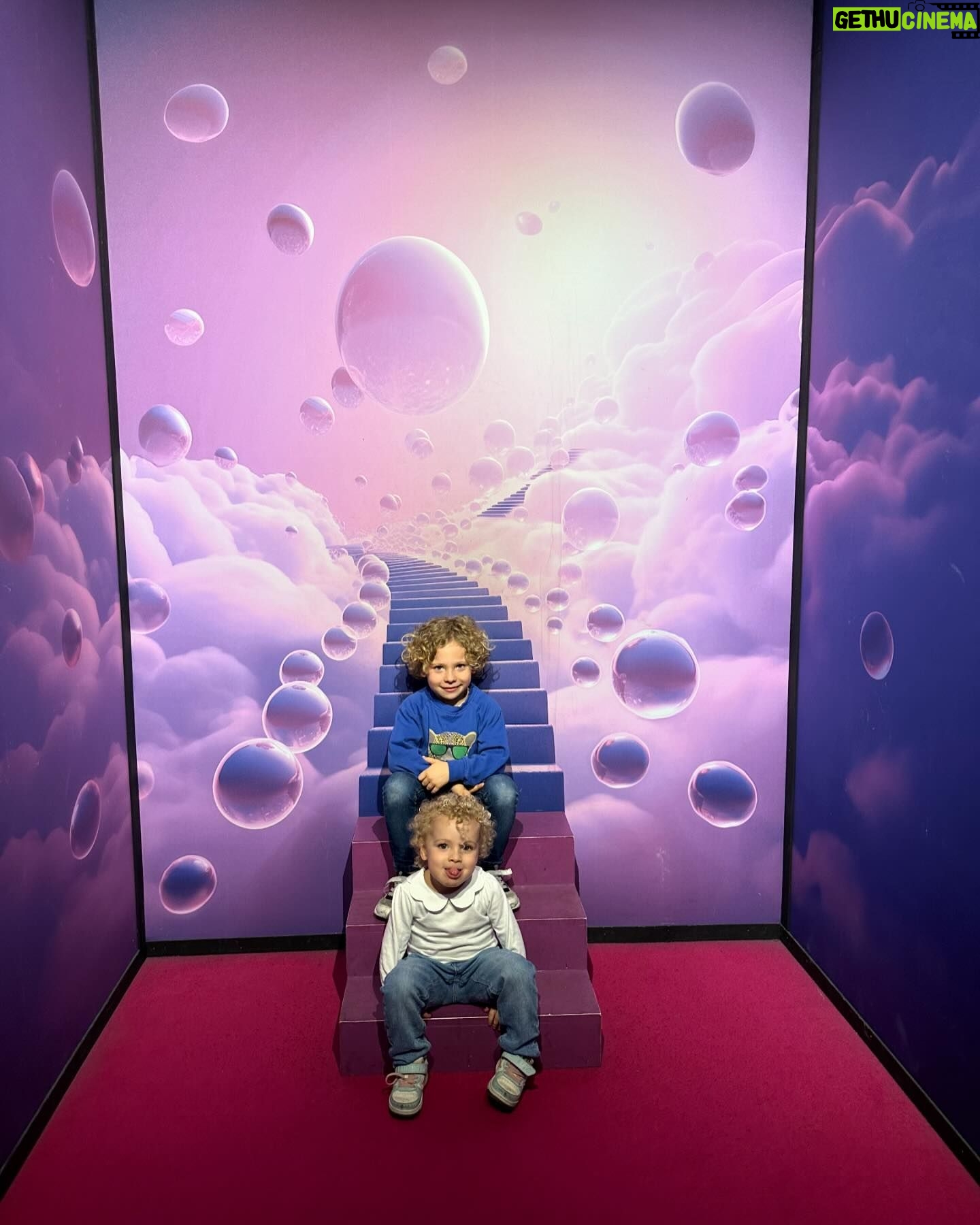 Tiziri Digne Instagram - Family time 💜 Retour sur notre expérience @bubbleplanetexperience ! Un endroit parfait pour les petits (& les grands), on en a bien profité ! 🤩 #famille #family #sortieenfamille #activiteenfant