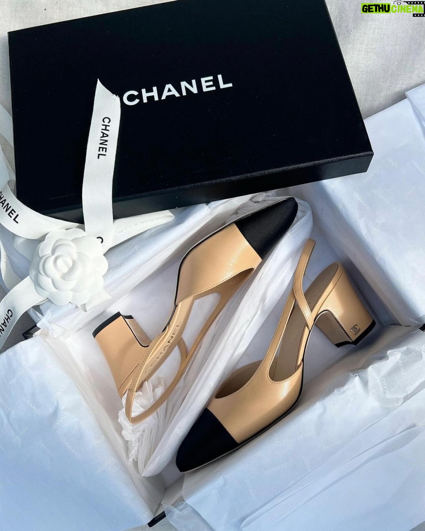 Tiziri Digne Instagram - Let’s talk … 🖤 Ouverture d’un débat aujourd’hui, les slingback de chez Chanel : In ou Out ? Donnez moi votre avis 👍🏼 ou 👎🏼 #styleblogger #outfit #theparisianchique #outfitinspiration #chanel #chanelshoes