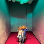 Tiziri Digne Instagram - Family time 💜 Retour sur notre expérience @bubbleplanetexperience ! Un endroit parfait pour les petits (& les grands), on en a bien profité ! 🤩 #famille #family #sortieenfamille #activiteenfant