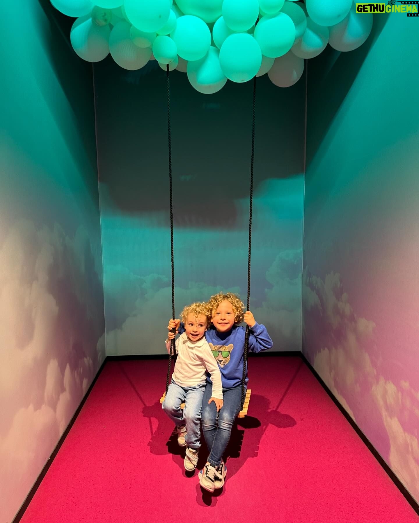 Tiziri Digne Instagram - Family time 💜 Retour sur notre expérience @bubbleplanetexperience ! Un endroit parfait pour les petits (& les grands), on en a bien profité ! 🤩 #famille #family #sortieenfamille #activiteenfant