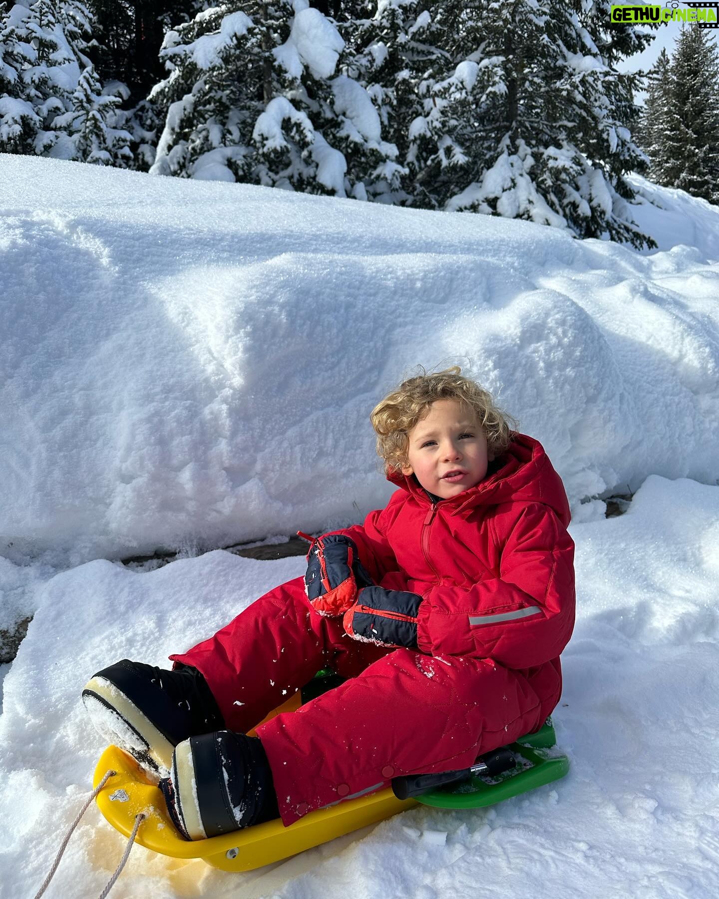 Tiziri Digne Instagram - Ski season started 🎿 On a enfin trouvé une activité qu’Inaya apprécie ici : la luge ! 🛷 si vous avez d’autres idées qui pourrait lui plaire n’hésitez pas! ❤️ #famille #family #ski #skiseason