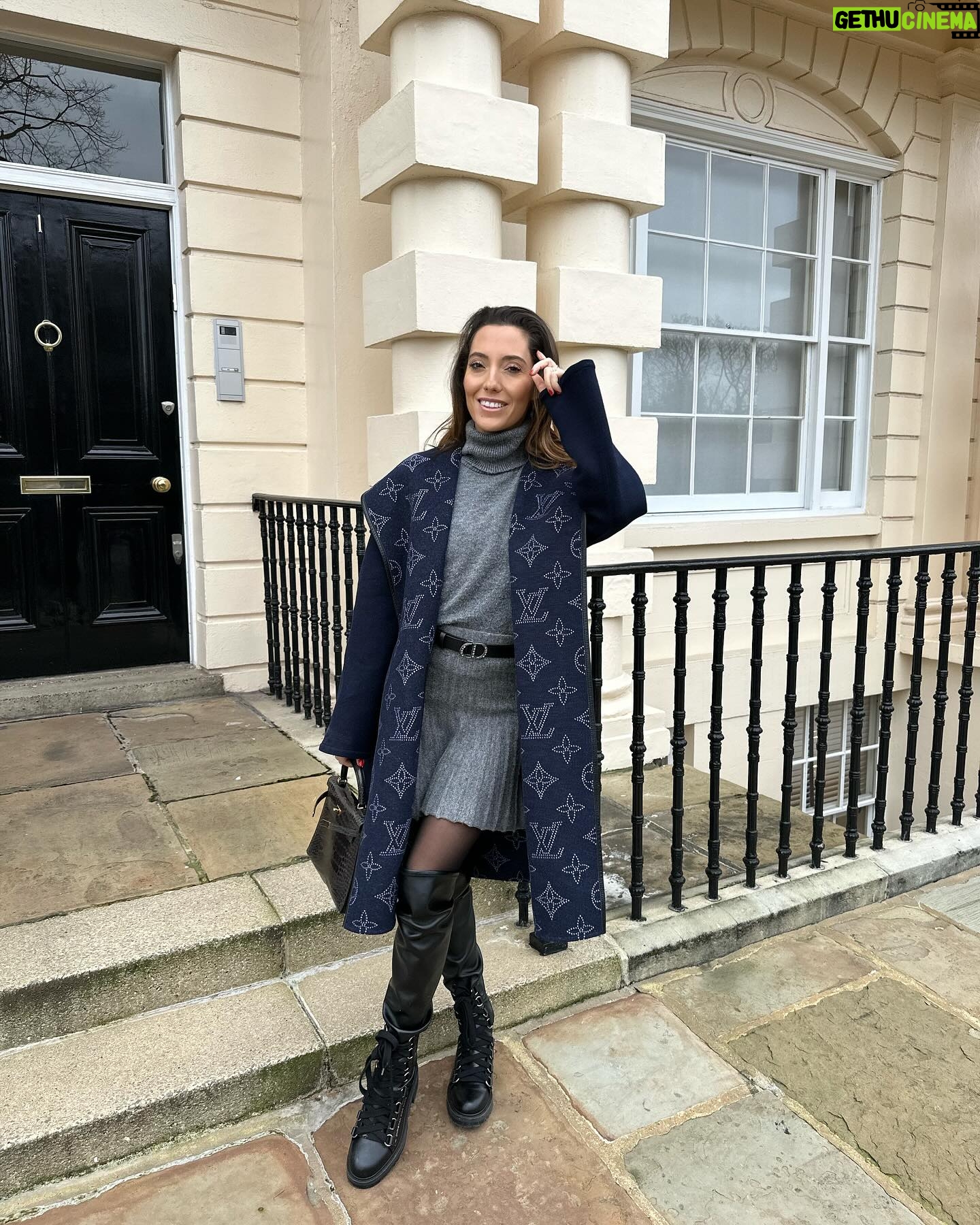 Tiziri Digne Instagram - London life đ¤ On a eu 4 jours de soleil, 24°, on pensait que le printemps sâinstallait enfin ⌠mais nous revoilĂ plongĂŠ dans lâautomne : pluie, vent, 10° ⌠âď¸âď¸ Rassurez moi câest comme ça partout ? #outfit #ootd #lookdujour #outfitinspiration #london