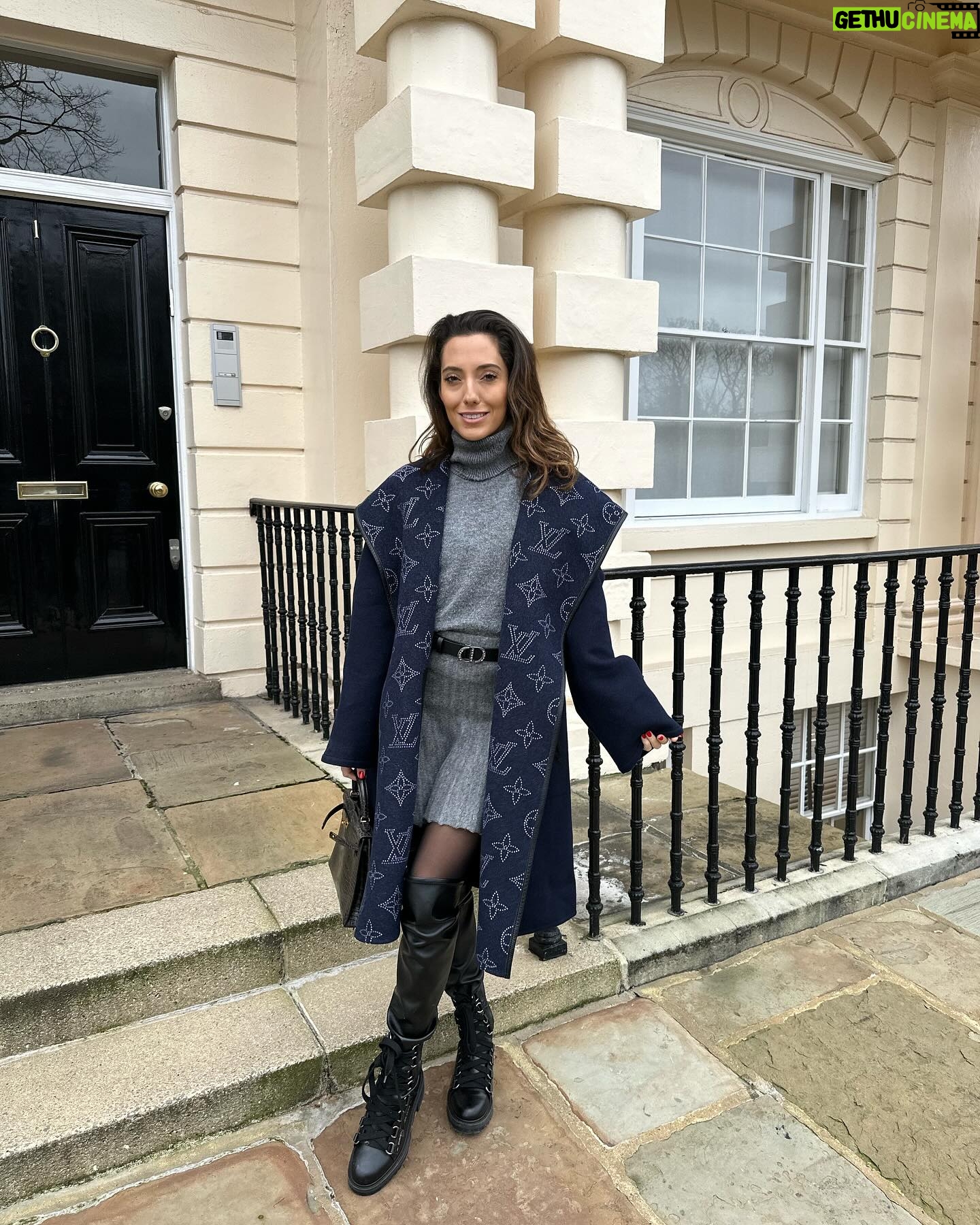 Tiziri Digne Instagram - London life đ¤ On a eu 4 jours de soleil, 24°, on pensait que le printemps sâinstallait enfin ⌠mais nous revoilĂ plongĂŠ dans lâautomne : pluie, vent, 10° ⌠âď¸âď¸ Rassurez moi câest comme ça partout ? #outfit #ootd #lookdujour #outfitinspiration #london