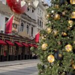 Tiziri Digne Instagram - Christmas is shining over Bond Street ✨ Identifie la personne avec qui tu aimerais visiter Londres en cette période de fête 🎅🏼 #london #visitlondon #christmas #outfit