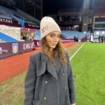 Tiziri Digne Instagram - About last night … ⚽️ J’ai emmené les enfants au stade hier, ils étaient trop heureux ! Ils ont fait l’entrée sur le terrain avec les joueurs pour le plus grand bonheur d’Isaho (photo 5) & ils ont joué un peu à la fin du match, alors que perso j’avais juste envie de rentrer 😂 (cf ma tête sur la photo 2) #football #gameday #premierleague #famille #family #love