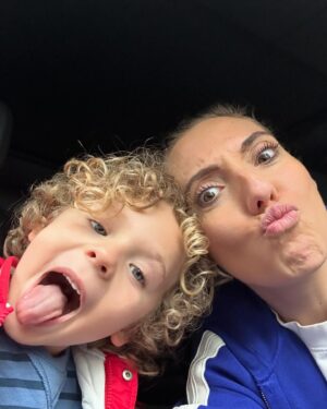 Tiziri Digne Instagram - Notre mois d’avril 🌺🕊️

1/ Photo de famille pour @mamanscelebres_tfx 🎥
2/ Bien arrivé à Lille 🇫🇷
3/ Isaho & son arrière grand-mère 🇩🇿
4/ A Lille pour le match Losc/Aston Villa ⚽️
5/ Selfie mère & fils ❤️
6/ Nos cododo en famille 💕

Un mois d’avril compliqué, rempli de tristesse & de chagrin,
Un deuil qui va être long et difficile, un départ que nous n’accepterons certainement jamais, la vie est parfois si cruelle et injuste. 
Gardez toujours en tête que rien n’est acquis, que rien n’est permanent, en un instant tout peut basculer ! 
Ayez conscience que le temps qui passe ne se rattrape jamais et que l’essentiel réside dans les choses simples : la santé, la famille et l’amour !

💋❤️

#family #famille #love