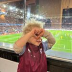 Tiziri Digne Instagram - About last night … ⚽️ J’ai emmené les enfants au stade hier, ils étaient trop heureux ! Ils ont fait l’entrée sur le terrain avec les joueurs pour le plus grand bonheur d’Isaho (photo 5) & ils ont joué un peu à la fin du match, alors que perso j’avais juste envie de rentrer 😂 (cf ma tête sur la photo 2) #football #gameday #premierleague #famille #family #love