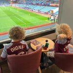Tiziri Digne Instagram - About last night … ⚽️ J’ai emmené les enfants au stade hier, ils étaient trop heureux ! Ils ont fait l’entrée sur le terrain avec les joueurs pour le plus grand bonheur d’Isaho (photo 5) & ils ont joué un peu à la fin du match, alors que perso j’avais juste envie de rentrer 😂 (cf ma tête sur la photo 2) #football #gameday #premierleague #famille #family #love