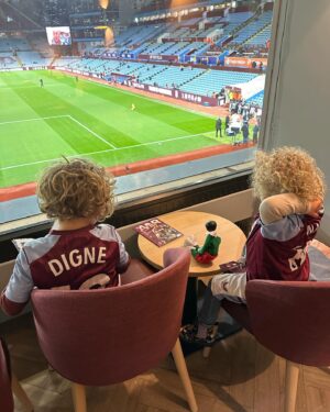 Tiziri Digne Instagram - About last night … ⚽️

J’ai emmené les enfants au stade hier, ils étaient trop heureux ! Ils ont fait l’entrée sur le terrain avec les joueurs pour le plus grand bonheur d’Isaho (photo 5) & ils ont joué un peu à la fin du match, alors que perso j’avais juste envie de rentrer 😂 (cf ma tête sur la photo 2) 

#football #gameday #premierleague #famille #family #love