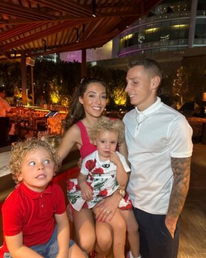 Tiziri Digne Instagram - Insta VS Reality ❤️

& vous plutôt restau’ en couple ou en famille ? 

#family #couple #love #famille #matchymatchy