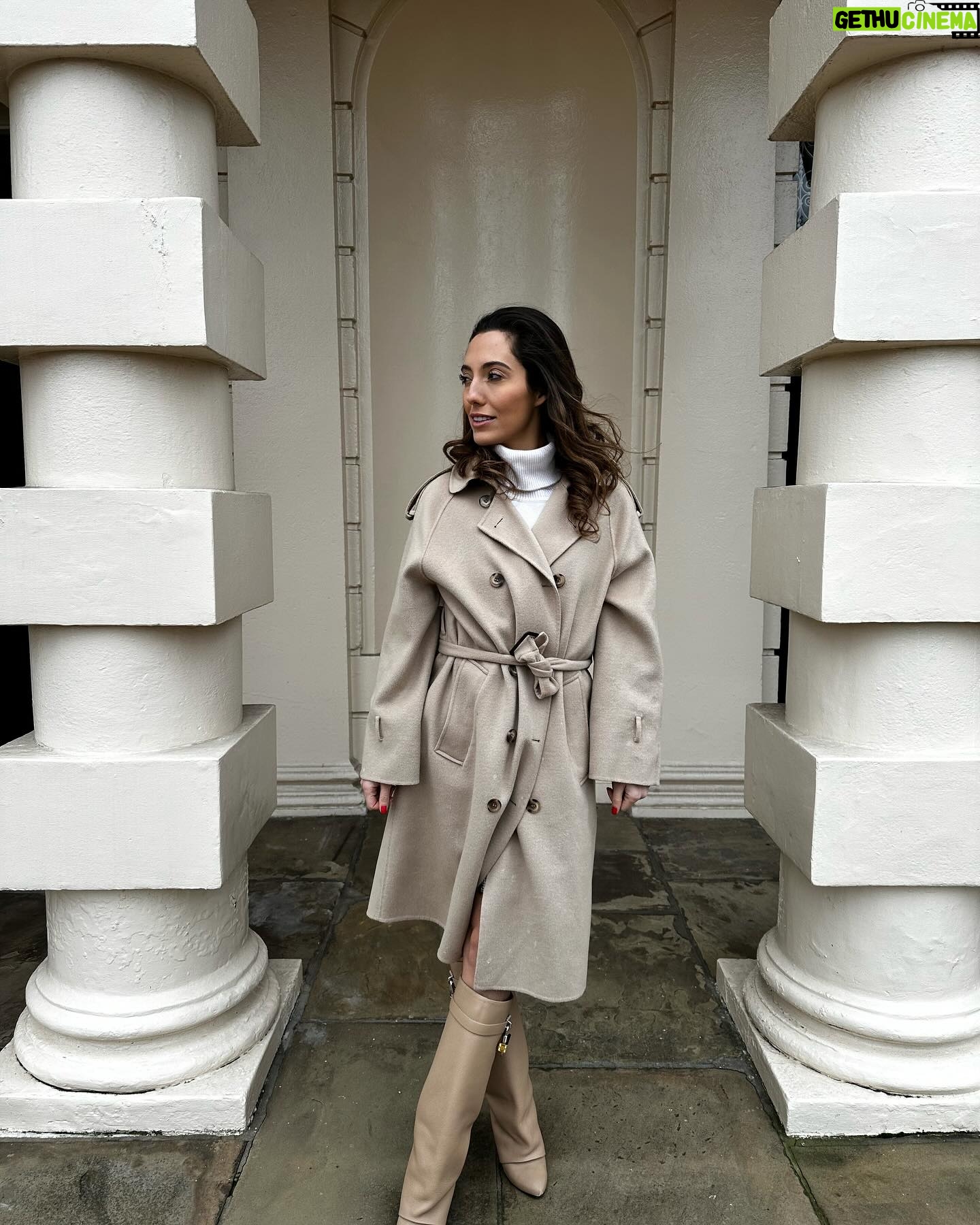 Tiziri Digne Instagram - Style our shark boots with us ! 🖤 Outfit matchy matchy entre sœurs ! Vous êtes plutôt team full beige ou full black ? Donnez nous votre avis ❤️ #sharkboots #matchymatchy #lookdujour #outfit #mode