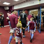 Tiziri Digne Instagram - About last night … ⚽️ J’ai emmené les enfants au stade hier, ils étaient trop heureux ! Ils ont fait l’entrée sur le terrain avec les joueurs pour le plus grand bonheur d’Isaho (photo 5) & ils ont joué un peu à la fin du match, alors que perso j’avais juste envie de rentrer 😂 (cf ma tête sur la photo 2) #football #gameday #premierleague #famille #family #love