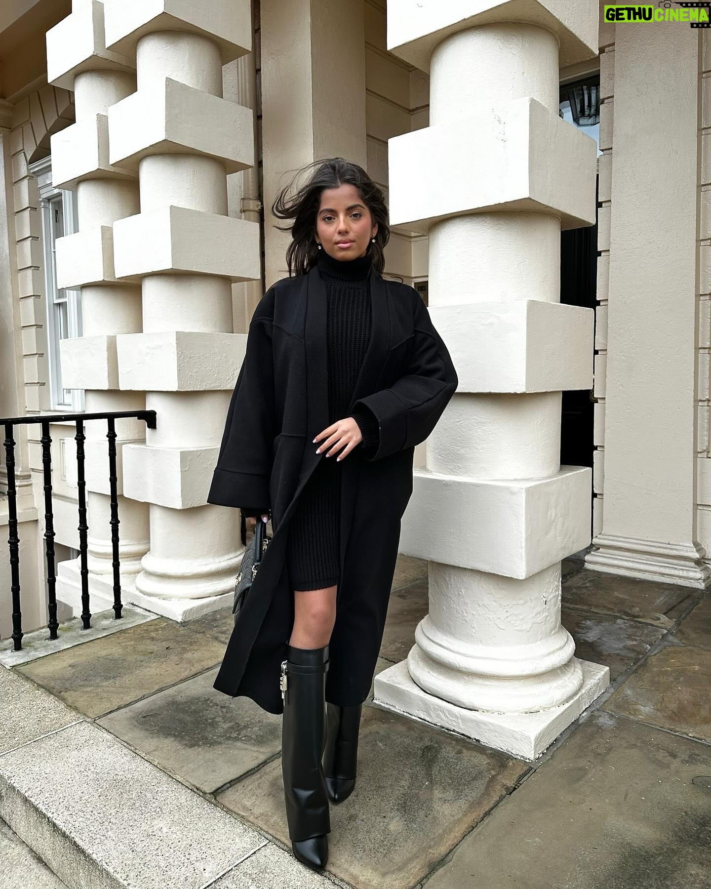 Tiziri Digne Instagram - Style our shark boots with us ! 🖤 Outfit matchy matchy entre sœurs ! Vous êtes plutôt team full beige ou full black ? Donnez nous votre avis ❤️ #sharkboots #matchymatchy #lookdujour #outfit #mode