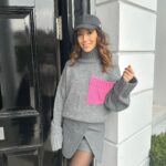 Tiziri Digne Instagram - Good morning 💕 Vous aimez cette tenue ? (Vidéo 2 pour le look entier 📲) J’adore associer le gris & le rose je trouve ça super jolie ! Je vous souhaite une belle journée, meilleure que la façon dont a commencé la mienne ! 😂🤬 #outfit #styleblogger #theparisianchique #lookdujour #mode