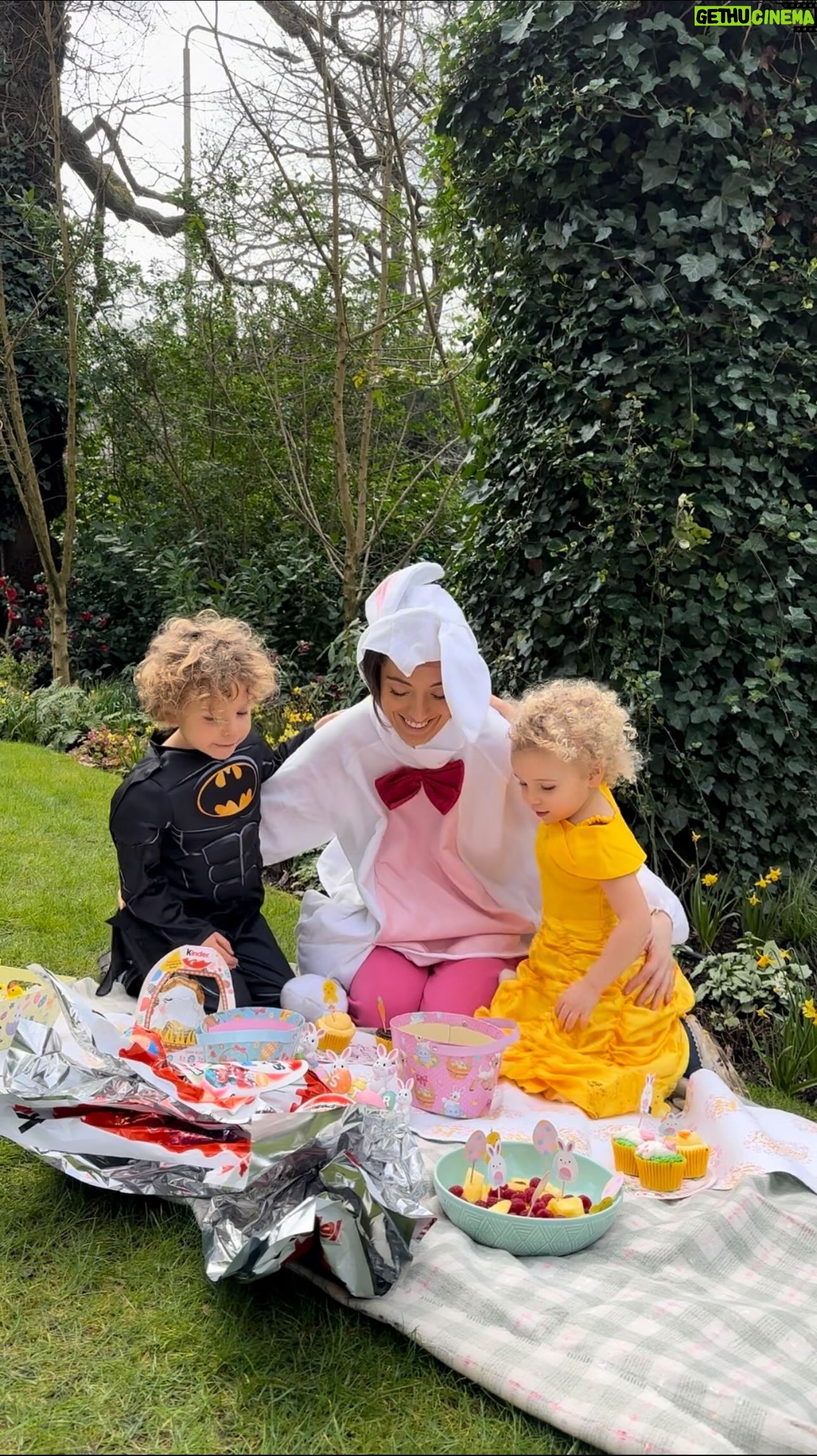 Tiziri Digne Instagram - À quelques jours de Pâques, partagez des moments de partage en famille et créez des souvenirs inoubliables avec les nouveautés @kinderfr ! 🐣🍫 Cette année la chasse aux œufs n’aura jamais été aussi gourmande ! Les enfants sont heureux de découvrir la toute nouvelle Poule d’Or Kinder dans son petit panier ainsi que les Kinder Mini Friends. Sans oublier les incontournables Maxi Kinder Surprise avec la grande surprise à l’intérieur ! 🍫 Avec Kinder tout est réuni pour passer un moment unique de partage & de bonheur en famille ! 💕 Alors, prêts pour une chasse aux œufs pleines de surprises & de gourmandises ? 🍫 #kinder Collaboration commerciale Pour votre santé, évitez de grignoter entre les repas www.mangerbouger.fr