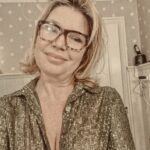 Tjitske Reidinga Instagram - Lieve volgers,Ik mag voor het eerst in mijn leven zelf een voorstelling bedenken .Het zou kunnen dat het een mix wordt van stand-uppen ,clownerie ,ITA achtig toneelspel ,een stukje ( niet al te beste)zang en natuurlijk wil ik experimenteren met spoken word en rapp.Maar misschien ga ik gewoon op een kruk over het leven praten en gaan we daarna dansen .In ieder geval wil ik dat mijn Eenpans gerecht jullie vrolijk maakt en oplucht .Dank jullie wel @moretheater dat jullie het aandurven om met een vrouw die midden in de overgang zit een voorstelling te maken vindt ik heel dapper 🙏🏽🍒🕺