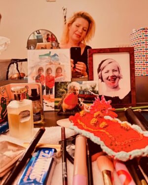 Tjitske Reidinga Instagram - Dank jullie wel lief publiek .Het waren intense maanden .Ik heb mijn vader verloren maar mijn speelplezier is dankzij jullie weer helemaal terug .Na de zomer ga ik verder met mijn voorstelling .Dank je wel @corienvanderzwaag en @martinebakkerofficieel voor het werken met een vrouw met een rugzakje of zeg maar rugzak 😂#moretheater 🤎