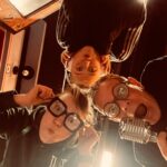 Tjitske Reidinga Instagram – Dank jullie wel lief publiek .Het waren intense maanden .Ik heb mijn vader verloren maar mijn speelplezier is dankzij jullie weer helemaal terug .Na de zomer ga ik verder met mijn voorstelling .Dank je wel @corienvanderzwaag en @martinebakkerofficieel voor het werken met een vrouw met een rugzakje of zeg maar rugzak 😂#moretheater 🤎