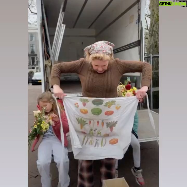 Tjitske Reidinga Instagram - Tjitske’s Tuin🌳🍒Dank @maisonmien ( de liefste en knapste zusjes van het Amstelveld ) 🤎🙏🏽