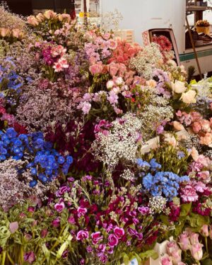 Tjitske Reidinga Instagram - Wat een mooie maandag .#Amstelveld #bloemenkraam #mijngroteliefdebloemen #Missesbouquet#janstar