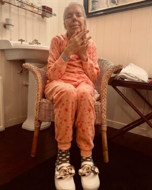 Tjitske Reidinga Instagram - Mijn moeder waar ik zoveel van hou #parkinsonsucks#maarwemakenerwatvan#langleveverpleegkundigen 🙏🏽🦊🤎