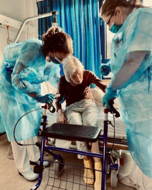 Tjitske Reidinga Instagram - Mijn moeder waar ik zoveel van hou #parkinsonsucks#maarwemakenerwatvan#langleveverpleegkundigen 🙏🏽🦊🤎