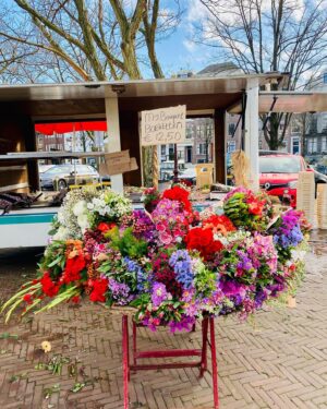 Tjitske Reidinga Instagram - Wat een mooie maandag .#Amstelveld #bloemenkraam #mijngroteliefdebloemen #Missesbouquet#janstar