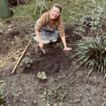 Tjitske Reidinga Instagram - In de tuin rommelen zonder BH en SPF is het heerlijkste wat er is .Fijne middag nog lieve peoples 🌳🍒🕺🦊