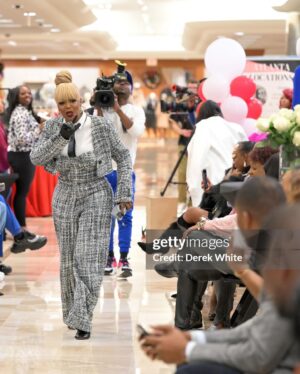 Toccara Jones Instagram - Be sure to check your girl out in last week’s episode of @wetv new hit show “Bold & Bougie” executive produced by my favorite guy @thecarlosking_ 

I had the pleasure of gracing the runway for the beautiful @producerprincess new fashion line launch partnership with @dillards 👏🏽👏🏽👏🏽

Check out the episode and let me know what you think 🥰🫶🏽

📸: @gettyimages | @d_whyte