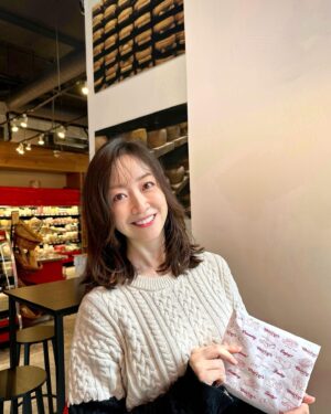 Tomoka Kurokawa Instagram - ♡
アメリカンフードの定番🇺🇸
グリルドチーズ🥪
こちらのお店は色々な方が紹介されている、有名なチーズ専門店さんです❣️
サクサクカリカリのトーストは香ばしくて、オリジナルにブレンドされたチーズがた〜っぷり🧀✨✨
美味しかったです😋
🌍
#黒川智花のNY珍道中
#智花inNY
#nyc
#NewYork
#ニューヨーク生活
#grilledcheese
#murrays