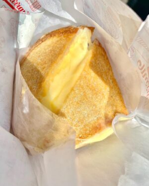 Tomoka Kurokawa Instagram - ♡
アメリカンフードの定番🇺🇸
グリルドチーズ🥪
こちらのお店は色々な方が紹介されている、有名なチーズ専門店さんです❣️
サクサクカリカリのトーストは香ばしくて、オリジナルにブレンドされたチーズがた〜っぷり🧀✨✨
美味しかったです😋
🌍
#黒川智花のNY珍道中
#智花inNY
#nyc
#NewYork
#ニューヨーク生活
#grilledcheese
#murrays