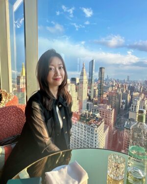 Tomoka Kurokawa Instagram - ♡
ニューヨークで有名なバーに来ました🍸
高層階からニューヨークの街並みを一望🌟
オーダーしたお酒はスモークの演出がありました😳
ちょうど夕焼けも見られたのですが、暗くなるにつれて景色と店内の雰囲気が変化❣️
ラストまでとても素敵な時間を過ごせました😆
🌍
#黒川智花のNY珍道中
#智花inNY
#nyc
#NewYork
#ニューヨーク生活
#nubeluz