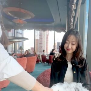 Tomoka Kurokawa Instagram - ♡
ニューヨークで有名なバーに来ました🍸
高層階からニューヨークの街並みを一望🌟
オーダーしたお酒はスモークの演出がありました😳
ちょうど夕焼けも見られたのですが、暗くなるにつれて景色と店内の雰囲気が変化❣️
ラストまでとても素敵な時間を過ごせました😆
🌍
#黒川智花のNY珍道中
#智花inNY
#nyc
#NewYork
#ニューヨーク生活
#nubeluz