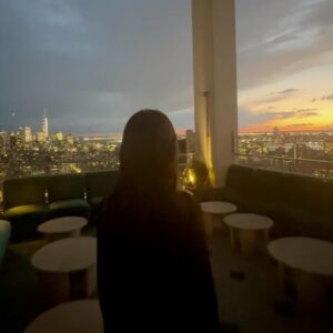 Tomoka Kurokawa Instagram - ♡
ニューヨークで有名なバーに来ました🍸
高層階からニューヨークの街並みを一望🌟
オーダーしたお酒はスモークの演出がありました😳
ちょうど夕焼けも見られたのですが、暗くなるにつれて景色と店内の雰囲気が変化❣️
ラストまでとても素敵な時間を過ごせました😆
🌍
#黒川智花のNY珍道中
#智花inNY
#nyc
#NewYork
#ニューヨーク生活
#nubeluz