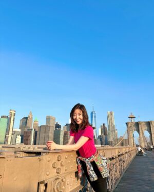 Tomoka Kurokawa Instagram - ♡
ニューヨークのランドマークのひとつであるbrooklyn bridgeを渡りました🌉
鋼鉄ワイヤーを使用した世界初の吊り橋だそうです😮
車の道路と歩行者通路は2段に分かれていて、下を覗くと車が走っていました🚕
訪れてみるとその大きさと迫力に圧倒されてマンハッタンの美しい景色に感動しました🗽✨✨✨とても素敵な体験になりました👏
🌍
#黒川智花のNY珍道中
#智花inNY
#nyc
#NewYork
#ニューヨーク
#ニューヨーク生活
#brooklyn
#ブルックリン
#brooklynbridge