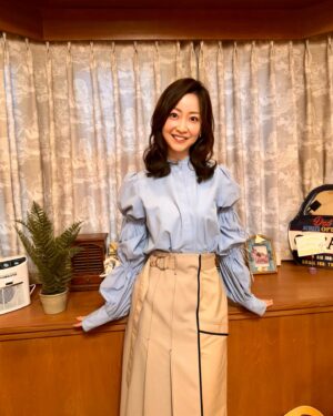 Tomoka Kurokawa Instagram - ♡
いよいよ今夜最終回です🏠🐈💕
朝子さんは、自分磨きを怠らず、シェアハウスがうまく回るように立ち振る舞う素敵な女性でした✨
原作の朝子さんもドラマ版の朝子さんもどちらもお手本にしたい女性だなと思って演じていました😃
皆さんに最後まで楽しんで頂けたら嬉しいです🙌
物語のラスト、是非見届けてください❣️
▫️
#リビングの松永さん
#リビ松
#大貫朝子