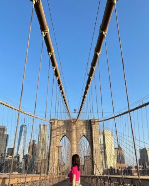 Tomoka Kurokawa Instagram - ♡
ニューヨークのランドマークのひとつであるbrooklyn bridgeを渡りました🌉
鋼鉄ワイヤーを使用した世界初の吊り橋だそうです😮
車の道路と歩行者通路は2段に分かれていて、下を覗くと車が走っていました🚕
訪れてみるとその大きさと迫力に圧倒されてマンハッタンの美しい景色に感動しました🗽✨✨✨とても素敵な体験になりました👏
🌍
#黒川智花のNY珍道中
#智花inNY
#nyc
#NewYork
#ニューヨーク
#ニューヨーク生活
#brooklyn
#ブルックリン
#brooklynbridge