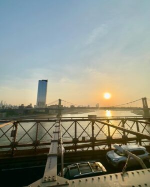 Tomoka Kurokawa Instagram - ♡
ニューヨークのランドマークのひとつであるbrooklyn bridgeを渡りました🌉
鋼鉄ワイヤーを使用した世界初の吊り橋だそうです😮
車の道路と歩行者通路は2段に分かれていて、下を覗くと車が走っていました🚕
訪れてみるとその大きさと迫力に圧倒されてマンハッタンの美しい景色に感動しました🗽✨✨✨とても素敵な体験になりました👏
🌍
#黒川智花のNY珍道中
#智花inNY
#nyc
#NewYork
#ニューヨーク
#ニューヨーク生活
#brooklyn
#ブルックリン
#brooklynbridge