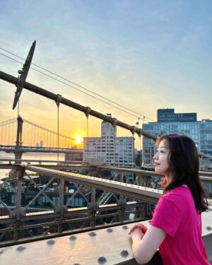 Tomoka Kurokawa Instagram - ♡
ニューヨークのランドマークのひとつであるbrooklyn bridgeを渡りました🌉
鋼鉄ワイヤーを使用した世界初の吊り橋だそうです😮
車の道路と歩行者通路は2段に分かれていて、下を覗くと車が走っていました🚕
訪れてみるとその大きさと迫力に圧倒されてマンハッタンの美しい景色に感動しました🗽✨✨✨とても素敵な体験になりました👏
🌍
#黒川智花のNY珍道中
#智花inNY
#nyc
#NewYork
#ニューヨーク
#ニューヨーク生活
#brooklyn
#ブルックリン
#brooklynbridge
