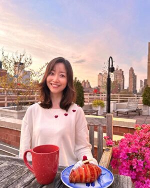 Tomoka Kurokawa Instagram - ♡
アメリカはサマータイムがあるので夜7時を過ぎても空が明るいです😳
実はこの写真も遅めの時間なのですが、ゆっくり外で過ごしています☕️
🌍
#黒川智花のNY珍道中
#智花inNY
#nyc
#NewYork
#ニューヨーク生活
#teatime
#2枚目の写真の時間に注目です🕖