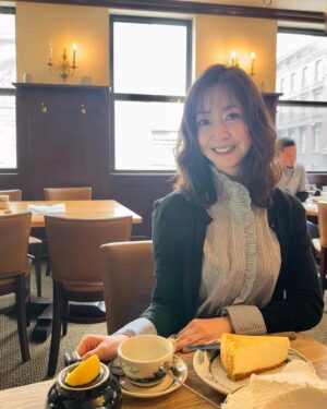 Tomoka Kurokawa Instagram - ♡
有名なステーキ🥩PeterLugerさんの本店へ行ってきました🍽️
出来上がったステーキはポーターさんがパフォーマンスつきで取り分けてくれます。
歴史を感じるシックな店内で頂く本場の熟成肉は特別でした🌟
デザートも人気で、チーズケーキに山盛りのクリームを乗せて頂くのがニューヨークスタイルだそうです❣️
🌍
#黒川智花のNY珍道中
#智花inNY
#nyc
#NewYork
#ニューヨーク生活
#peterluger
#steak