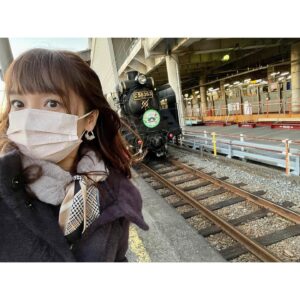 Tomomi Kuno Instagram - 🚃✨✨

2021.11.28.

#秩父鉄道 さん
「えきde秋マルシェin長瀞☆
ベジタブルテーマパークフカヤまつり」×
久野知美・南田裕介トークショー
ご乗車いただいた皆さま
有難うございました!🥰🚂✨

長瀞駅前イベントは初❣️
貨物輸送デーで
ソワソワしながらのステージでした🤣w

いつもの立川さんの洗礼を受け、
キロはパレオエクスプレスにも
5年ぶりくらいに乗車🚂🌸

奇遇にもタイミングを同じくして
#NHKラジオ第1 #てつおと にて
#秩父鉄道 #C58 の野月さんリポート
後編も公開になりました!

手前味噌ですがラジオならではの
臨場感が凄くて
乗ったばかりのあの記憶が蘇りました🤭🚂✨

(本当は寄居までの予定が、途中で
「降りたくな〜い!😇」となり
結局熊谷まで乗車しまして
かなり遠回りで帰京しました🤣w)

ちなみに、今月5日以降しばらくは
C58の喜寿をお祝いし喜寿号として
プレートを紫色に衣替えして
運転されますよ♡(*´꒳`*)

🚂喜寿号の運行情報はコチラ🚂
https://www.chichibu-railway.co.jp/blog/news/sl211205/

ちちてつさんのInstagramにも
当日のステージの様子など
詳しく掲載して下さってますので
是非是非♪チェックしてくださいね🌸

ちちてつ最高でしたっ🙌🏻🍀
また必ず、乗りに行きます‼︎

※撮影の時のみ、周りにお客様がいないのを確認して
マスクを外しています😷

※今年の衣装はいつもお世話になっている
 #frenchpave さんです♡♡♡
@frenchpave_official @frenchpave_zozotown

奇遇にも、インナーのトップスが
喜寿号のプレートと全くおんなじ紫の
#鉄道リンクコーデ でした🤭

#ファッション鉄 #鉄道ファッション #おしゃ鉄
————————————————————————
★ただいま出演中！★ タモリ電車クラブ🚂
テレ東「なないろ日和！」「よじごじDays」
BSフジ「鉄道伝説」「ミッドナイト★トレ活」

🚃BS日テレ「#友近礼二の妄想トレイン」
毎週月曜 21:00〜 #妄想トレイン

🚃NHKラジオ第1「鉄旅・音旅出発進行！」
毎週金曜 20:05〜 #てつおと

🚃NACK5「スギテツの #GNRR」
毎週日曜 朝 6:00〜

🚇4冊目の鉄道本発売中‼️
#東京メトロとファン大研究読本 #カンゼン 刊
#女子鉄アナウンサー #久野知美 著 #南田裕介 監修
Amazonはコチラ(*´꒳`*)🌸
https://www.amazon.co.jp/dp/486255587X

#鉄道とファン大研究読本
#女子鉄アナウンサー久野知美のかわいい鉄道
#京急とファン大研究読本 もよろしくね🥰
#女子鉄 #鉄道女子 #鉄道 #鉄道好きな人と繋がりたい
————————————————————————