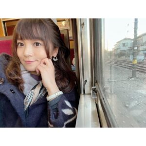 Tomomi Kuno Instagram - 🚃✨✨

2021.11.28.

#秩父鉄道 さん
「えきde秋マルシェin長瀞☆
ベジタブルテーマパークフカヤまつり」×
久野知美・南田裕介トークショー
ご乗車いただいた皆さま
有難うございました!🥰🚂✨

長瀞駅前イベントは初❣️
貨物輸送デーで
ソワソワしながらのステージでした🤣w

いつもの立川さんの洗礼を受け、
キロはパレオエクスプレスにも
5年ぶりくらいに乗車🚂🌸

奇遇にもタイミングを同じくして
#NHKラジオ第1 #てつおと にて
#秩父鉄道 #C58 の野月さんリポート
後編も公開になりました!

手前味噌ですがラジオならではの
臨場感が凄くて
乗ったばかりのあの記憶が蘇りました🤭🚂✨

(本当は寄居までの予定が、途中で
「降りたくな〜い!😇」となり
結局熊谷まで乗車しまして
かなり遠回りで帰京しました🤣w)

ちなみに、今月5日以降しばらくは
C58の喜寿をお祝いし喜寿号として
プレートを紫色に衣替えして
運転されますよ♡(*´꒳`*)

🚂喜寿号の運行情報はコチラ🚂
https://www.chichibu-railway.co.jp/blog/news/sl211205/

ちちてつさんのInstagramにも
当日のステージの様子など
詳しく掲載して下さってますので
是非是非♪チェックしてくださいね🌸

ちちてつ最高でしたっ🙌🏻🍀
また必ず、乗りに行きます‼︎

※撮影の時のみ、周りにお客様がいないのを確認して
マスクを外しています😷

※今年の衣装はいつもお世話になっている
 #frenchpave さんです♡♡♡
@frenchpave_official @frenchpave_zozotown

奇遇にも、インナーのトップスが
喜寿号のプレートと全くおんなじ紫の
#鉄道リンクコーデ でした🤭

#ファッション鉄 #鉄道ファッション #おしゃ鉄
————————————————————————
★ただいま出演中！★ タモリ電車クラブ🚂
テレ東「なないろ日和！」「よじごじDays」
BSフジ「鉄道伝説」「ミッドナイト★トレ活」

🚃BS日テレ「#友近礼二の妄想トレイン」
毎週月曜 21:00〜 #妄想トレイン

🚃NHKラジオ第1「鉄旅・音旅出発進行！」
毎週金曜 20:05〜 #てつおと

🚃NACK5「スギテツの #GNRR」
毎週日曜 朝 6:00〜

🚇4冊目の鉄道本発売中‼️
#東京メトロとファン大研究読本 #カンゼン 刊
#女子鉄アナウンサー #久野知美 著 #南田裕介 監修
Amazonはコチラ(*´꒳`*)🌸
https://www.amazon.co.jp/dp/486255587X

#鉄道とファン大研究読本
#女子鉄アナウンサー久野知美のかわいい鉄道
#京急とファン大研究読本 もよろしくね🥰
#女子鉄 #鉄道女子 #鉄道 #鉄道好きな人と繋がりたい
————————————————————————