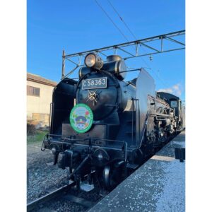 Tomomi Kuno Instagram - 🚃✨✨

2021.11.28.

#秩父鉄道 さん
「えきde秋マルシェin長瀞☆
ベジタブルテーマパークフカヤまつり」×
久野知美・南田裕介トークショー
ご乗車いただいた皆さま
有難うございました!🥰🚂✨

長瀞駅前イベントは初❣️
貨物輸送デーで
ソワソワしながらのステージでした🤣w

いつもの立川さんの洗礼を受け、
キロはパレオエクスプレスにも
5年ぶりくらいに乗車🚂🌸

奇遇にもタイミングを同じくして
#NHKラジオ第1 #てつおと にて
#秩父鉄道 #C58 の野月さんリポート
後編も公開になりました!

手前味噌ですがラジオならではの
臨場感が凄くて
乗ったばかりのあの記憶が蘇りました🤭🚂✨

(本当は寄居までの予定が、途中で
「降りたくな〜い!😇」となり
結局熊谷まで乗車しまして
かなり遠回りで帰京しました🤣w)

ちなみに、今月5日以降しばらくは
C58の喜寿をお祝いし喜寿号として
プレートを紫色に衣替えして
運転されますよ♡(*´꒳`*)

🚂喜寿号の運行情報はコチラ🚂
https://www.chichibu-railway.co.jp/blog/news/sl211205/

ちちてつさんのInstagramにも
当日のステージの様子など
詳しく掲載して下さってますので
是非是非♪チェックしてくださいね🌸

ちちてつ最高でしたっ🙌🏻🍀
また必ず、乗りに行きます‼︎

※撮影の時のみ、周りにお客様がいないのを確認して
マスクを外しています😷

※今年の衣装はいつもお世話になっている
 #frenchpave さんです♡♡♡
@frenchpave_official @frenchpave_zozotown

奇遇にも、インナーのトップスが
喜寿号のプレートと全くおんなじ紫の
#鉄道リンクコーデ でした🤭

#ファッション鉄 #鉄道ファッション #おしゃ鉄
————————————————————————
★ただいま出演中！★ タモリ電車クラブ🚂
テレ東「なないろ日和！」「よじごじDays」
BSフジ「鉄道伝説」「ミッドナイト★トレ活」

🚃BS日テレ「#友近礼二の妄想トレイン」
毎週月曜 21:00〜 #妄想トレイン

🚃NHKラジオ第1「鉄旅・音旅出発進行！」
毎週金曜 20:05〜 #てつおと

🚃NACK5「スギテツの #GNRR」
毎週日曜 朝 6:00〜

🚇4冊目の鉄道本発売中‼️
#東京メトロとファン大研究読本 #カンゼン 刊
#女子鉄アナウンサー #久野知美 著 #南田裕介 監修
Amazonはコチラ(*´꒳`*)🌸
https://www.amazon.co.jp/dp/486255587X

#鉄道とファン大研究読本
#女子鉄アナウンサー久野知美のかわいい鉄道
#京急とファン大研究読本 もよろしくね🥰
#女子鉄 #鉄道女子 #鉄道 #鉄道好きな人と繋がりたい
————————————————————————