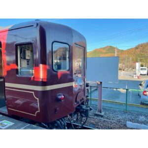 Tomomi Kuno Instagram - 🚃✨✨

2021.11.28.

#秩父鉄道 さん
「えきde秋マルシェin長瀞☆
ベジタブルテーマパークフカヤまつり」×
久野知美・南田裕介トークショー
ご乗車いただいた皆さま
有難うございました!🥰🚂✨

長瀞駅前イベントは初❣️
貨物輸送デーで
ソワソワしながらのステージでした🤣w

いつもの立川さんの洗礼を受け、
キロはパレオエクスプレスにも
5年ぶりくらいに乗車🚂🌸

奇遇にもタイミングを同じくして
#NHKラジオ第1 #てつおと にて
#秩父鉄道 #C58 の野月さんリポート
後編も公開になりました!

手前味噌ですがラジオならではの
臨場感が凄くて
乗ったばかりのあの記憶が蘇りました🤭🚂✨

(本当は寄居までの予定が、途中で
「降りたくな〜い!😇」となり
結局熊谷まで乗車しまして
かなり遠回りで帰京しました🤣w)

ちなみに、今月5日以降しばらくは
C58の喜寿をお祝いし喜寿号として
プレートを紫色に衣替えして
運転されますよ♡(*´꒳`*)

🚂喜寿号の運行情報はコチラ🚂
https://www.chichibu-railway.co.jp/blog/news/sl211205/

ちちてつさんのInstagramにも
当日のステージの様子など
詳しく掲載して下さってますので
是非是非♪チェックしてくださいね🌸

ちちてつ最高でしたっ🙌🏻🍀
また必ず、乗りに行きます‼︎

※撮影の時のみ、周りにお客様がいないのを確認して
マスクを外しています😷

※今年の衣装はいつもお世話になっている
 #frenchpave さんです♡♡♡
@frenchpave_official @frenchpave_zozotown

奇遇にも、インナーのトップスが
喜寿号のプレートと全くおんなじ紫の
#鉄道リンクコーデ でした🤭

#ファッション鉄 #鉄道ファッション #おしゃ鉄
————————————————————————
★ただいま出演中！★ タモリ電車クラブ🚂
テレ東「なないろ日和！」「よじごじDays」
BSフジ「鉄道伝説」「ミッドナイト★トレ活」

🚃BS日テレ「#友近礼二の妄想トレイン」
毎週月曜 21:00〜 #妄想トレイン

🚃NHKラジオ第1「鉄旅・音旅出発進行！」
毎週金曜 20:05〜 #てつおと

🚃NACK5「スギテツの #GNRR」
毎週日曜 朝 6:00〜

🚇4冊目の鉄道本発売中‼️
#東京メトロとファン大研究読本 #カンゼン 刊
#女子鉄アナウンサー #久野知美 著 #南田裕介 監修
Amazonはコチラ(*´꒳`*)🌸
https://www.amazon.co.jp/dp/486255587X

#鉄道とファン大研究読本
#女子鉄アナウンサー久野知美のかわいい鉄道
#京急とファン大研究読本 もよろしくね🥰
#女子鉄 #鉄道女子 #鉄道 #鉄道好きな人と繋がりたい
————————————————————————
