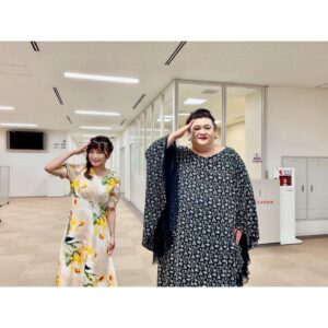 Tomomi Kuno Instagram - 🚃✨
ただ今放送中! 
フジテレビ「アウト×デラックス」

TBSラジオ #赤江珠緒 さんの「#たまむすび」で
礼央さんからもお話がありました!
先月お世話になった「おもしろい大人」
コーナーきっかけでお声がけ頂きました🙏🏻🚃✨

礼央さんにもスタジオ収録に
お付き合いしてもらっています🙇‍♀️🙇‍♀️🙇‍♀️

編集の上がり、今からドギマギですが😂
山里さんもおいでなので
ラジオ愛トークもオンエアに
〝乗車〟するかな?😌📻💦

ラジオレジェンド大集合のスタジオに
テンションMAXとき😂🚃✨

宜しければご覧ください(●'ᴗ'σ)σணღ*🌸

#フジテレビ #アウトデラックス #nowonair 
#マツコデラックス さん #矢部浩之 さん
#山里亮太 さん #土屋礼央 さん #久野知美
#アウト軍団の皆さま
#tbsradio  #tama954

https://tver.jp/talent/d0077353
#Tver ※9/3(木) 23:00まで公開中🙌🏻📺🌼

————————————————————————
★ただいま出演中！★ タモリ電車クラブ🚂
テレ東「なないろ日和！」「よじごじDays」
BSフジ「鉄道伝説」「ミッドナイト★トレ活」

🚃BS日テレ「#友近礼二の妄想トレイン」
毎週月曜 21:00〜

🚃NHKラジオ第1「鉄旅・音旅出発進行！」
毎週金曜 20:05〜 #てつおと

🚃NACK5「スギテツの #GNRR」
毎週日曜 朝 6:00〜

🚇4冊目の鉄道本発売中‼️
#東京メトロとファン大研究読本 #カンゼン 刊
#女子鉄アナウンサー #久野知美 著 #南田裕介 監修
Amazonはコチラ(*´꒳`*)🌸
https://www.amazon.co.jp/dp/486255587X
(プロフィールからも飛べます📖)

#鉄道とファン大研究読本
#女子鉄アナウンサー久野知美のかわいい鉄道
#京急とファン大研究読本 もよろしくね🥰
#女子鉄 #鉄道女子 #鉄道 #鉄道好きな人と繋がりたい
————————————————————————