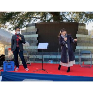 Tomomi Kuno Instagram - 🚃✨✨

2021.11.28.

#秩父鉄道 さん
「えきde秋マルシェin長瀞☆
ベジタブルテーマパークフカヤまつり」×
久野知美・南田裕介トークショー
ご乗車いただいた皆さま
有難うございました!🥰🚂✨

長瀞駅前イベントは初❣️
貨物輸送デーで
ソワソワしながらのステージでした🤣w

いつもの立川さんの洗礼を受け、
キロはパレオエクスプレスにも
5年ぶりくらいに乗車🚂🌸

奇遇にもタイミングを同じくして
#NHKラジオ第1 #てつおと にて
#秩父鉄道 #C58 の野月さんリポート
後編も公開になりました!

手前味噌ですがラジオならではの
臨場感が凄くて
乗ったばかりのあの記憶が蘇りました🤭🚂✨

(本当は寄居までの予定が、途中で
「降りたくな〜い!😇」となり
結局熊谷まで乗車しまして
かなり遠回りで帰京しました🤣w)

ちなみに、今月5日以降しばらくは
C58の喜寿をお祝いし喜寿号として
プレートを紫色に衣替えして
運転されますよ♡(*´꒳`*)

🚂喜寿号の運行情報はコチラ🚂
https://www.chichibu-railway.co.jp/blog/news/sl211205/

ちちてつさんのInstagramにも
当日のステージの様子など
詳しく掲載して下さってますので
是非是非♪チェックしてくださいね🌸

ちちてつ最高でしたっ🙌🏻🍀
また必ず、乗りに行きます‼︎

※撮影の時のみ、周りにお客様がいないのを確認して
マスクを外しています😷

※今年の衣装はいつもお世話になっている
 #frenchpave さんです♡♡♡
@frenchpave_official @frenchpave_zozotown

奇遇にも、インナーのトップスが
喜寿号のプレートと全くおんなじ紫の
#鉄道リンクコーデ でした🤭

#ファッション鉄 #鉄道ファッション #おしゃ鉄
————————————————————————
★ただいま出演中！★ タモリ電車クラブ🚂
テレ東「なないろ日和！」「よじごじDays」
BSフジ「鉄道伝説」「ミッドナイト★トレ活」

🚃BS日テレ「#友近礼二の妄想トレイン」
毎週月曜 21:00〜 #妄想トレイン

🚃NHKラジオ第1「鉄旅・音旅出発進行！」
毎週金曜 20:05〜 #てつおと

🚃NACK5「スギテツの #GNRR」
毎週日曜 朝 6:00〜

🚇4冊目の鉄道本発売中‼️
#東京メトロとファン大研究読本 #カンゼン 刊
#女子鉄アナウンサー #久野知美 著 #南田裕介 監修
Amazonはコチラ(*´꒳`*)🌸
https://www.amazon.co.jp/dp/486255587X

#鉄道とファン大研究読本
#女子鉄アナウンサー久野知美のかわいい鉄道
#京急とファン大研究読本 もよろしくね🥰
#女子鉄 #鉄道女子 #鉄道 #鉄道好きな人と繋がりたい
————————————————————————
